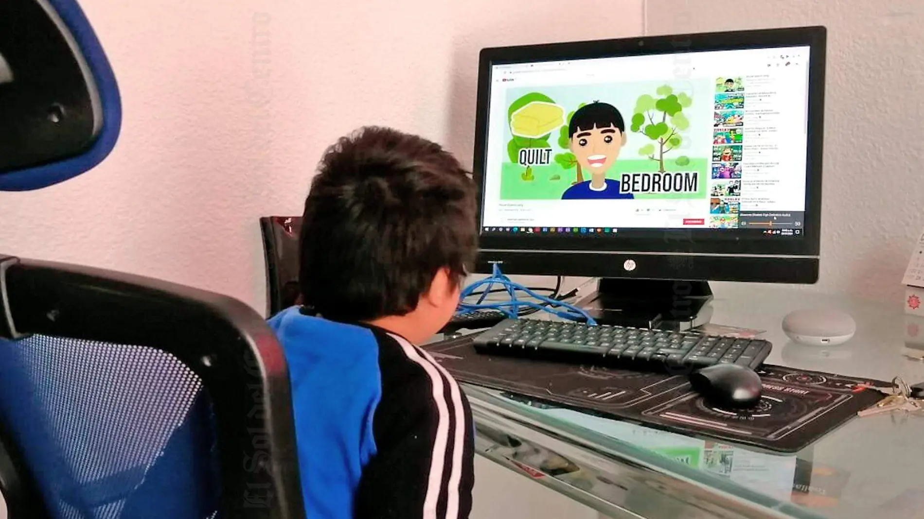 niño en la computadora